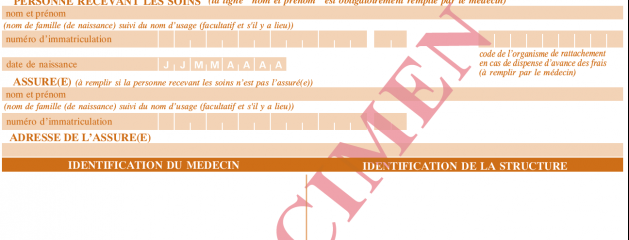 Le chirurgien ouvre la tête du membre